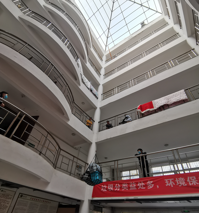 小吊機(jī)協(xié)助校內(nèi)搬運(yùn)工作