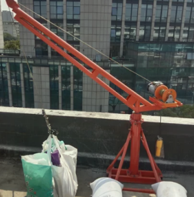 攜帶式吊運機參與防汛物資裝卸車工作